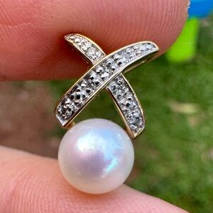 Vintage solid 10k gold genuine pearl/diamond pendant